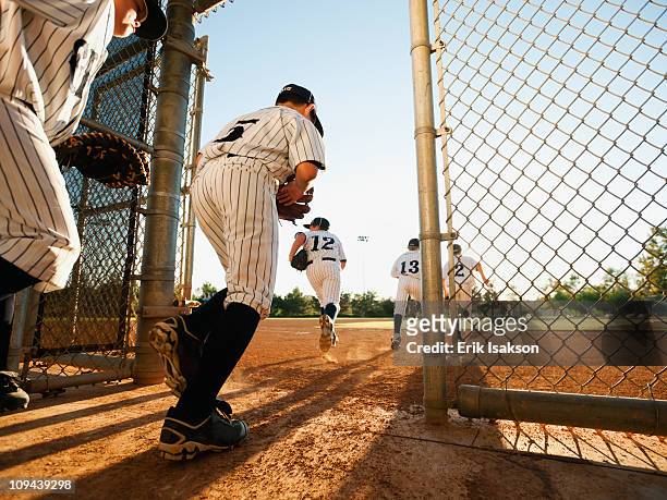 baseball players (10-11) entering baseball diamond - 棒球隊 個照片及圖片檔