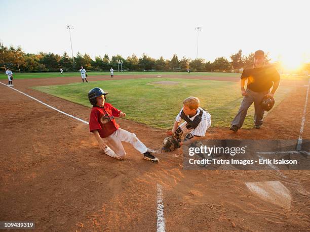 usa, california, ladera ranch, boys (10-11) playing baseball - ungdomsliga för baseboll och softboll bildbanksfoton och bilder