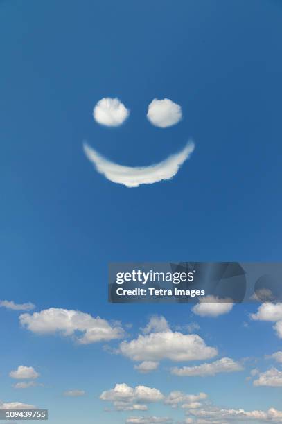 clouds forming smiley face in sky - face in clouds stockfoto's en -beelden
