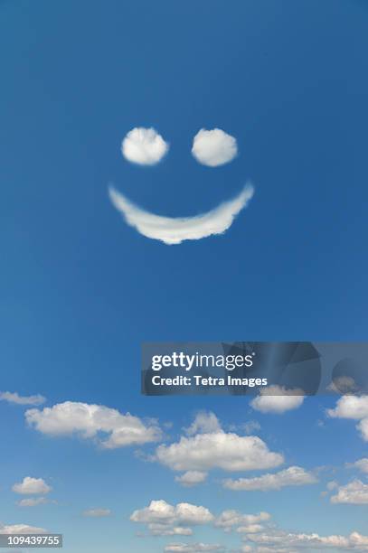 clouds forming smiley face in sky - anthropomorphic face stockfoto's en -beelden