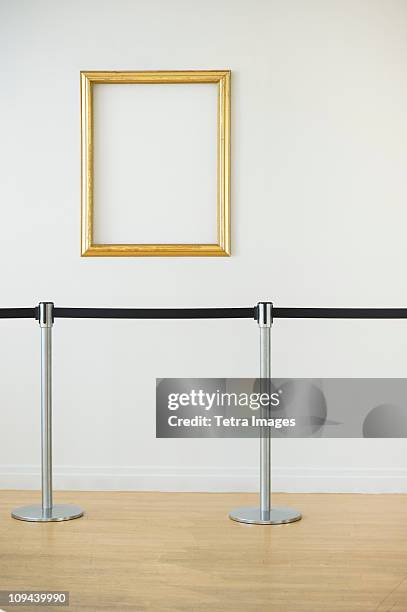 blank picture frame in empty art gallery - roped off 個照片及圖片檔