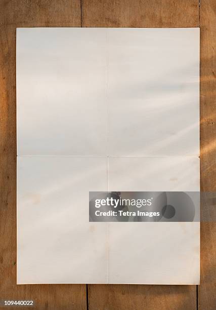 blank page on wooden table - brief dokument stock-fotos und bilder