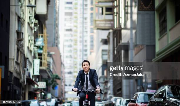 中國商人騎自行車上班 - hong kong street 個照片及圖片檔