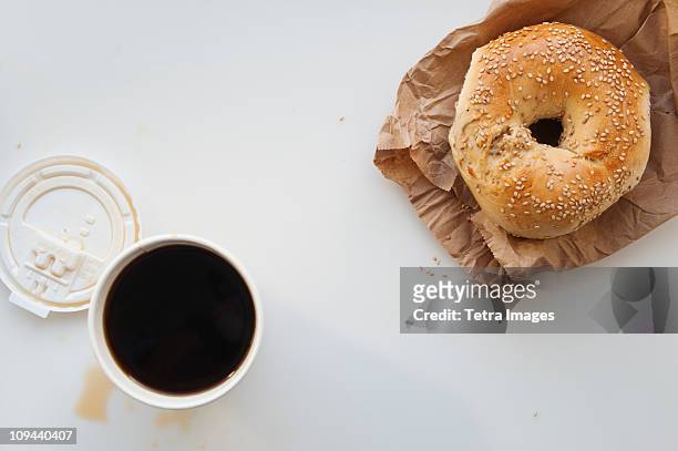 donut and cup of coffee - bagel photos et images de collection