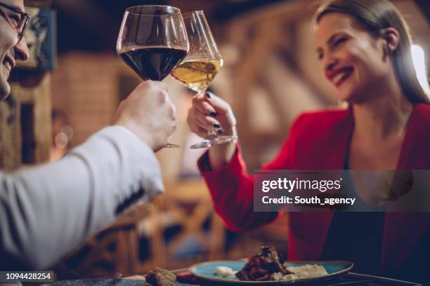 paare, die einen romantischen abend - date night romance stock-fotos und bilder