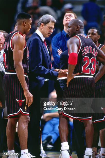 Head Coach Phil Jackson of the Chicago Bulls leads huddle against the Milwaukee Bucks on January 10, 1997 at the United Center in Milwaukee,...