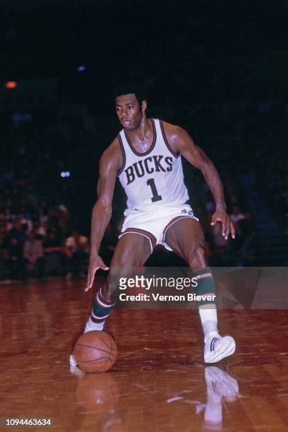 Oscar Robertson of the Milwaukee Bucks handles the ball against the Baltimore Bullets on January 10, 1971 at the Milwaukee Arena in Milwaukee,...
