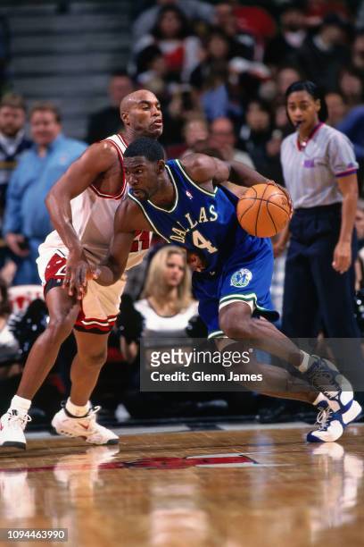 Michael Finley of the Dallas Mavericks handles the ball against the Chicago Bulls on December 29, 1997 at The United Center in Chicago, Illinois....