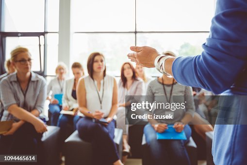 Adressierung Lautsprechergruppe von Frauen Adressierung Lautsprechergruppe von Frauen