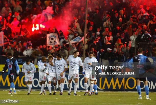 Les joueurs de Marseille félicitent l'attaquant russe Dimitri Sytchev qui a inscrit le premier but de son équipe, le 05 février 2003 au stade...