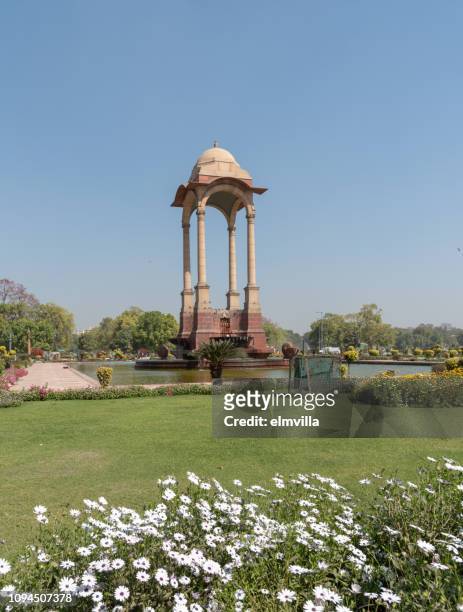 verrière derrière le mémorial de guerre de porte inde, delhi - india gate photos et images de collection