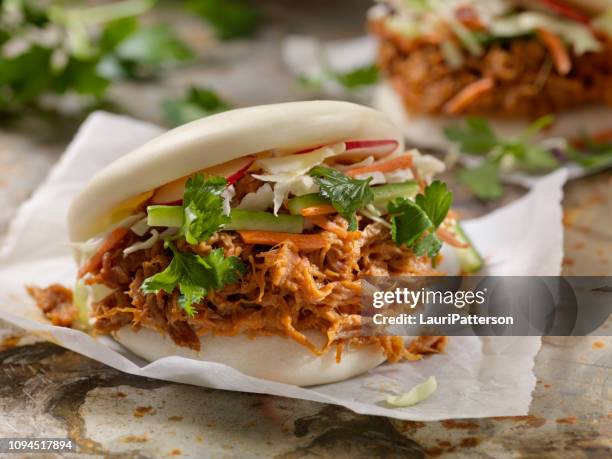steamed bao buns with pulled pork - pão de leite imagens e fotografias de stock