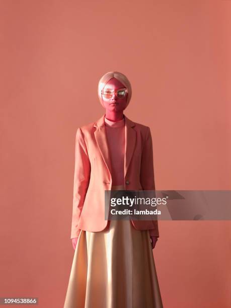mujer con la piel rosa y gafas color de rosa - monocromo vestimenta fotografías e imágenes de stock