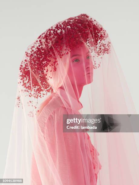 woman with pink skin, pink wreath and clothes - arts culture et spectacles photos stock pictures, royalty-free photos & images