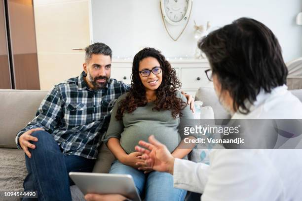 endkontrolle vor der geburt - pregnant woman at doctor stock-fotos und bilder