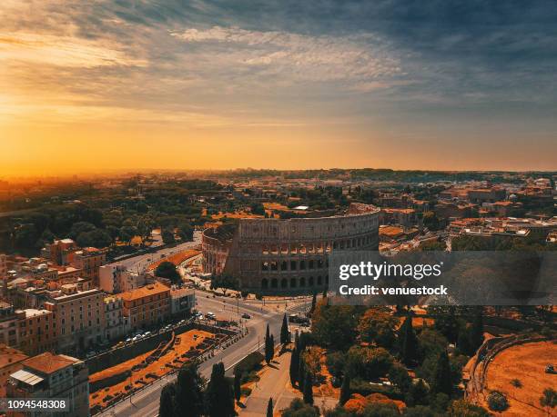 ローマとの朝の太陽は、イタリアのコロッセオ - rome italy ストックフォトと画像