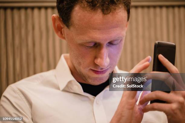 homme à l’aide de app ayant une déficience visuelle - sensory perception stock photos et images de collection