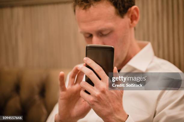 visually impaired assistance mobile app - cegueira imagens e fotografias de stock