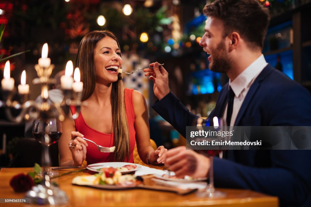 Pareja romántica cena en un restaurante