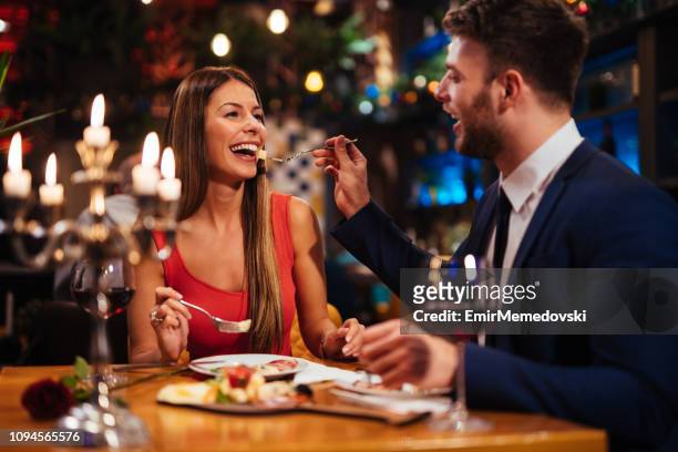 pareja romántica cena en un restaurante - mesa para dos fotografías e imágenes de stock