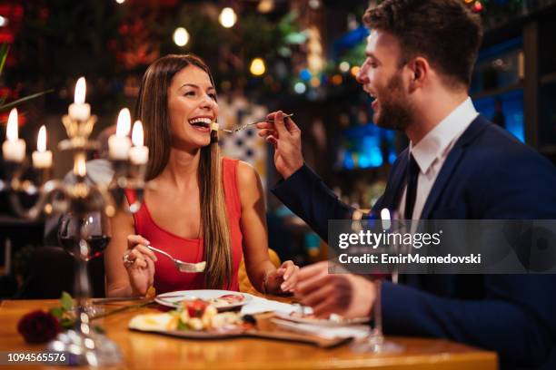 paar met romantisch diner in een restaurant - tafel voor twee stockfoto's en -beelden