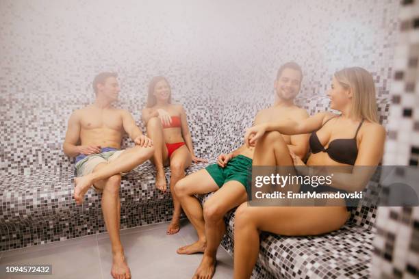 deux jeunes couples détente dans la salle de bain de vapeur ou sauna - turkish bath photos et images de collection