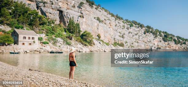 mulheres jovens na praia - hvar - fotografias e filmes do acervo