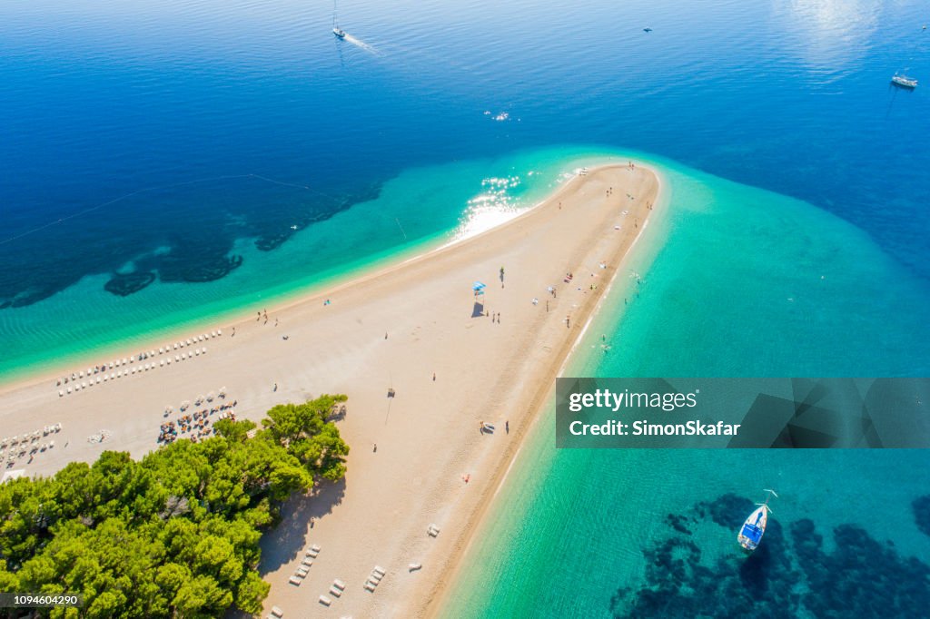 Vista aérea de la playa en Península de Croacia, Bol, Zlatni rat