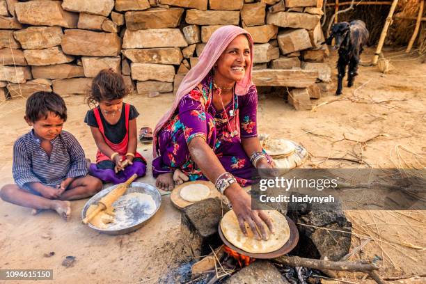 femme indienne, préparation des repas - galette, pain plat, village du désert - indian market photos et images de collection