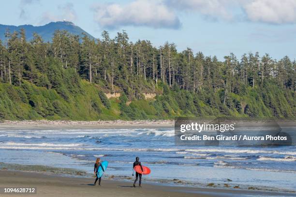 surfers on beach, florencia bay, pacific rim park, tofino, british columbia, canada - tofino foto e immagini stock