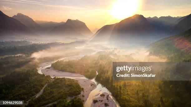 soča bei sonnenaufgang, obere krain, slowenien - tal stock-fotos und bilder