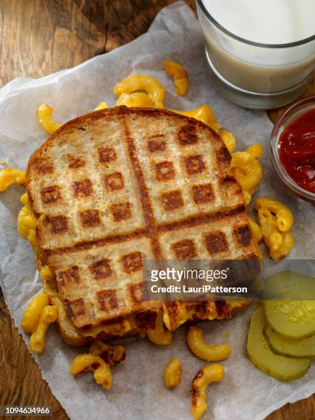 waffled grilled cheese sandwich with mac and cheese - mac and cheese stock pictures, royalty-free photos & images