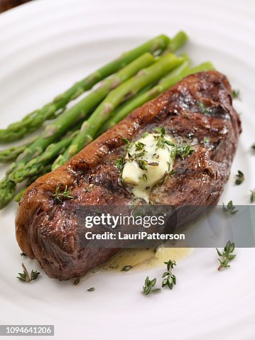 Middelgrote zeldzame Top entrecote met kruidenboter knoflook Middelgrote zeldzame Top entrecote met kruidenboter knoflook