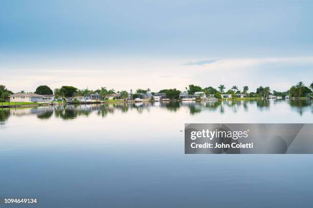 florida, fort myers, neighborhood, lake, caloosahatchee river - cape coral stockfoto's en -beelden