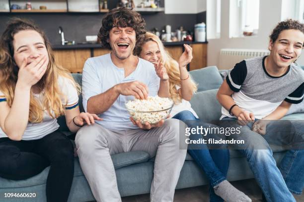 familie grappige film samen te kijken - boy at television stockfoto's en -beelden