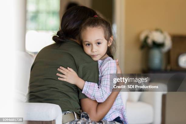 mamá militar abrazando niña triste - anxious looking to camera fotografías e imágenes de stock