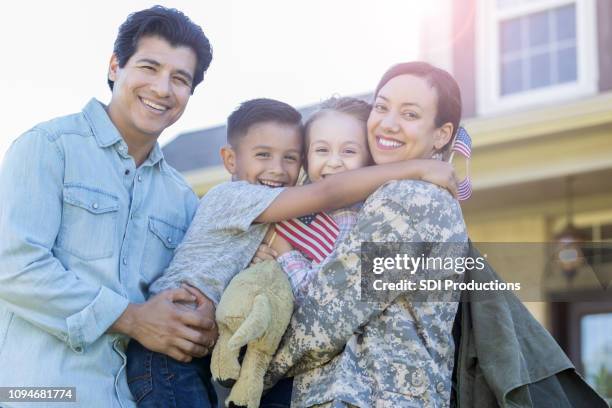 男人和他的孩子們和軍人媽媽團聚了 - army soldier photos 個照片及圖片檔