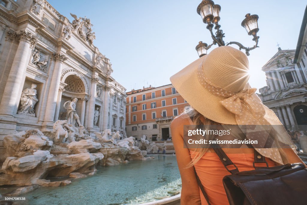 Weiblich, die Betrachtung des Trevi-Brunnens in Rom, Italien