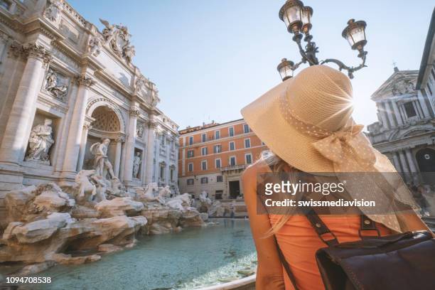 mujer contemplando la fuente de trevi en roma, italia - fontana de trevi fotografías e imágenes de stock