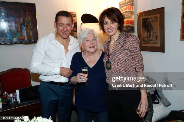 Line Renaud standing between actors of the piece Dany Boon and Valerie Bonneton pose after the "Huit Euros de l'heure" Theater Play at Theatre...