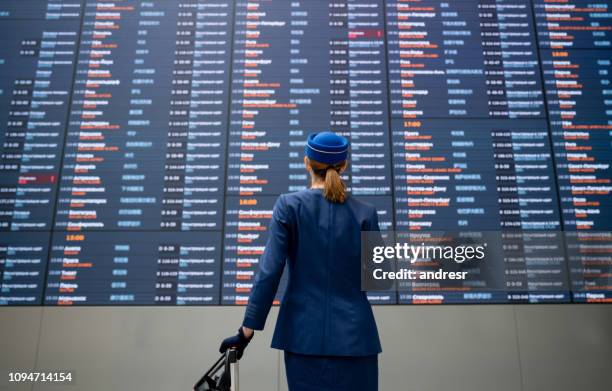 vlucht begeleider op de luchthaven een aankomst vertrek board controleren - steward stockfoto's en -beelden