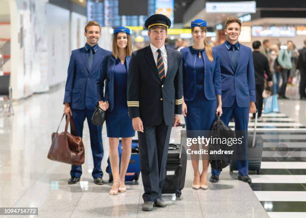 glücklich pilot mit seinem flugbegleiter am flughafen - flight attendants stock-fotos und bilder