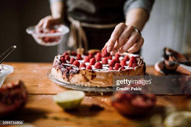 decorating blackberry pie using fresh fruits - pasteleiro imagens e fotografias de stock