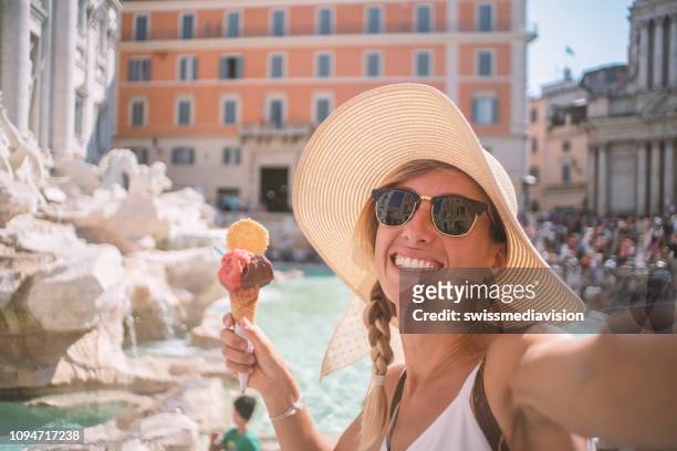 chica con helado helado italiano tomando selfie en fuente de trevi en roma - gelato fotografías e imágenes de stock