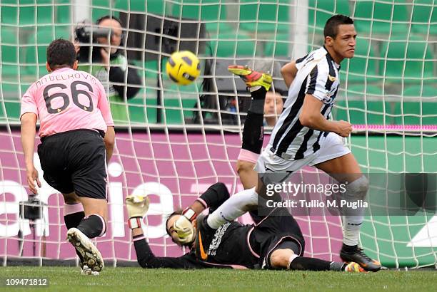 Alexis Sanchez of Udinese scores his team's fifth goal during the Serie A match between US Citta di Palermo and Udinese Calcio at Stadio Renzo...