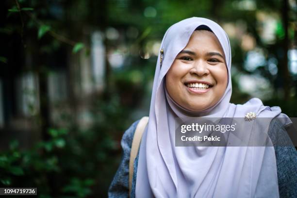 ziemlich muslimische frau - fat asian woman stock-fotos und bilder