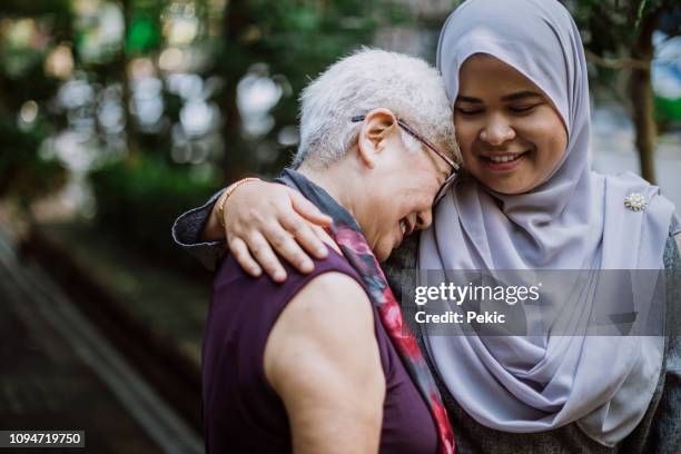 consolando a su abuela - chubby granny fotografías e imágenes de stock