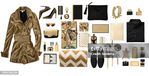abbigliamento d'oro alla moda di lusso e articoli di cancelleria piatti giacevano su sfondo bianco - abbigliamento da donna foto e immagini stock