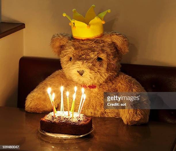 big teddy bear with a birthday cake - テディベア　無人 ストックフォトと画像