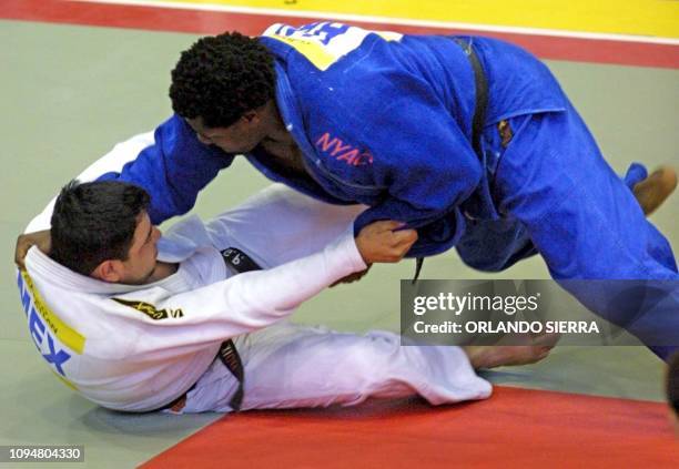 The Haitian Joel Brutus tries to immobilize, 28 November 2002, the Mexican Guillermo Guitierrez in the qualifying round of Judo of more than 100...